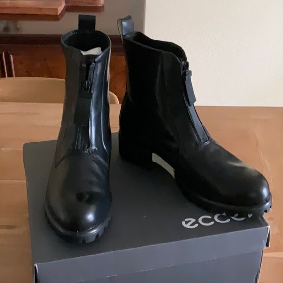 ECCO Modtray W black zip front black leather boot with rubber sole. - Picture 4 of 8